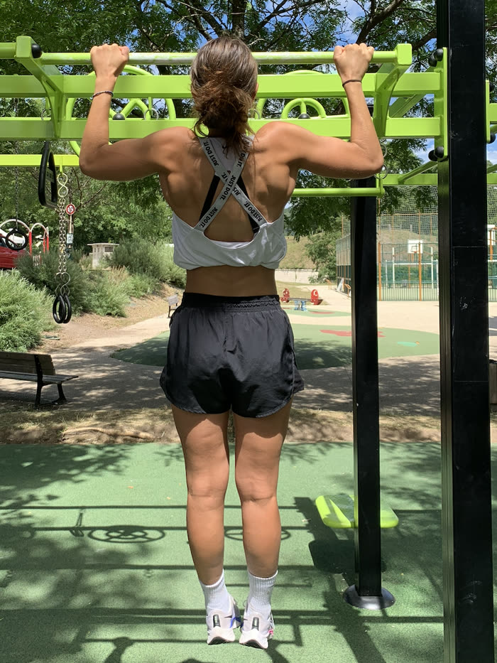 Victoria Carobbi à la barre de traction dans un parc